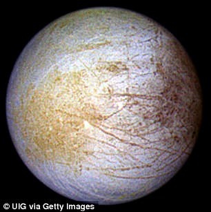 　　专家指出，我们主要从地球自身特征出发、寻找地外行星，这有助于科学家剔除不适宜生命存在的外星世界，留下有宜居可能的星球，如冰封的土卫二和木卫二等。