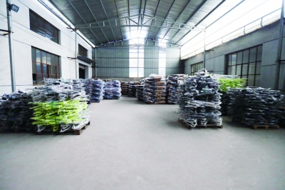 一家自行车厂房里空无一人，地上堆着大批零部件