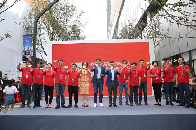 小米之家深圳旗舰店开业，小米高管集体上台喝小米粥，黄江吉不见踪影