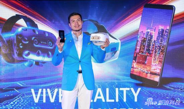 左手拿着U12+右手拿着最新的HTC VR设备的HTC中国区汪丛青