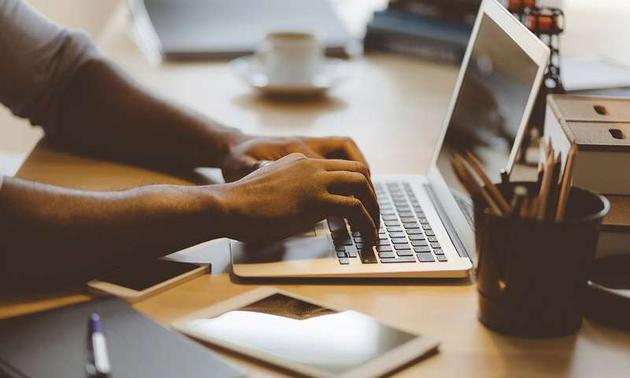 　　人们在疫情期间必须振作起来，通常人们都有在家办公的习惯，一旦你意识到如何将办公室的专注力转移至家中，你就会发现这并不涉及与诱惑和干扰作斗争。