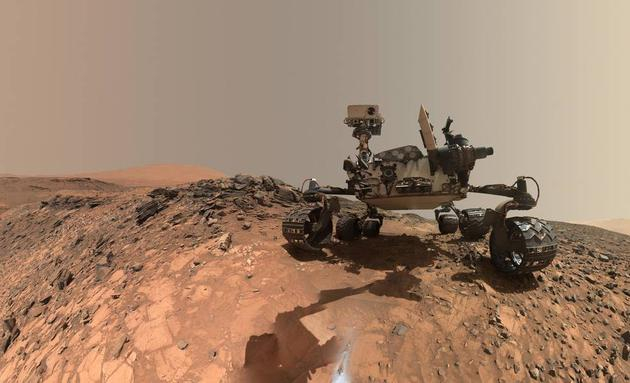 　　这张好奇号的低角度自拍记录了它在盖尔撞击坑夏普山（Mount Sharp）中钻取一块目标岩石样本的情景。