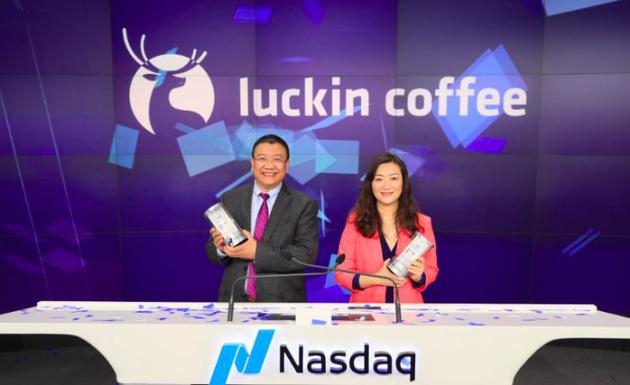 瑞幸咖啡陆正耀和钱治亚 图片来源：Nasdaq