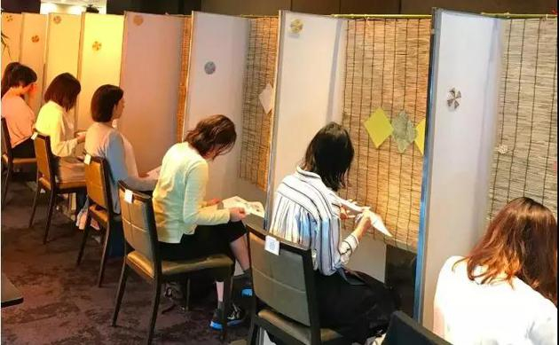 线下配对现场。图片来自：telegraph.co.uk