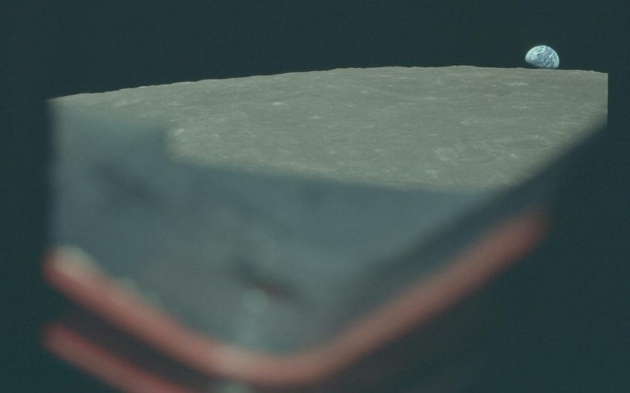 　　这是参与首次绕月载人飞行任务——阿波罗8号任务的比尔·安德斯在飞船上拍摄的照片。只见地球正从月球地平线上方冉冉升起，前景中可以看到飞船的舷窗。