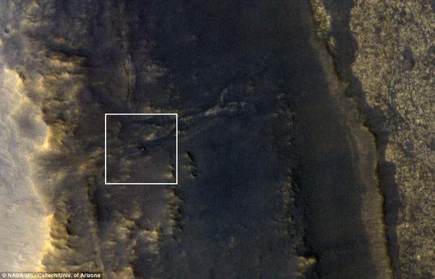 　　在今年春季末期时，火星上发生一场全球规模的沙尘暴，导致“机遇”号失联至今。在图片上，“机遇”号呈现为一个小白点。