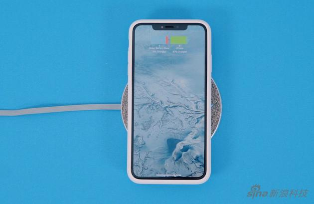 这代智能电池壳加入了无线充电支持