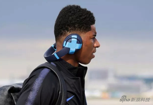 赢过球员马库斯-拉什福德（Marcus Rashford）同样戴着打X的Beats