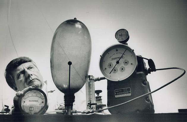 　　一位科学家正在对避孕套进行破裂测试。美国联邦法律规定，避孕套在破裂前要装满25升空气。这项测试有助于检测微小的缺陷