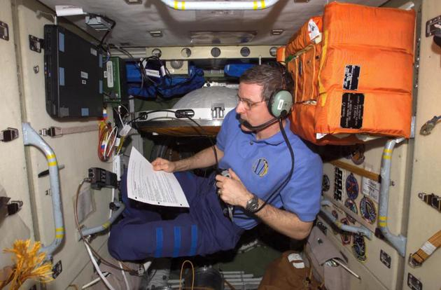 在国际空间站，NASA宇航员Bill MacAuther和加拿大小学生交谈。pic/NASA