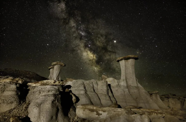 　　北美洲奇形岩（hoodoo）地貌上空的银河系。长期以来，星空一直是人类敬畏的源泉。在太空深处，恒星拥有自己的行星，它们都遵循同样的物理定律。尽管结构和组成不尽相同，但这些恒星都与太阳十分相似。