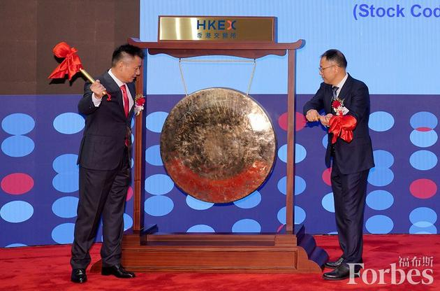 　　2019年6月12日，中国东方教育在香港交易所挂牌上市，董事会主席兼执行董事吴伟（左）和非执行董事吴俊保（右）共同敲响上市铜锣。图片来源：视觉中国。