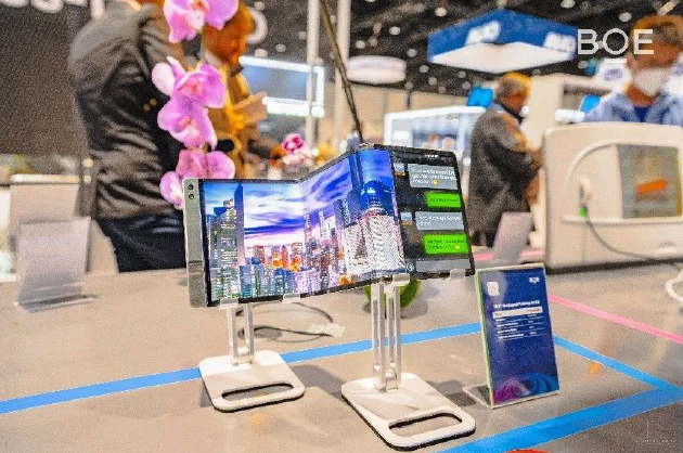 12.3英寸的柔性AMOLED显示屏可折叠两次