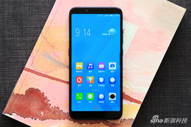 努比亚V18采用了全面屏设计