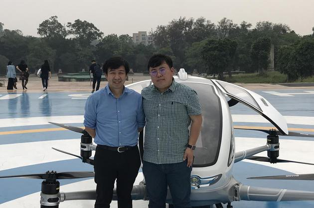 记者与胡华智合影