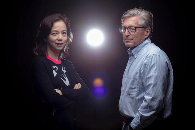 李飞飞（左）和约翰·埃切姆迪（右）