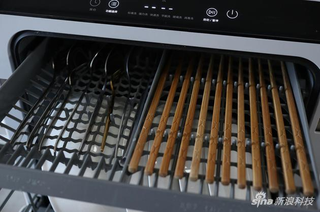 上层是放筷子和勺子的区域