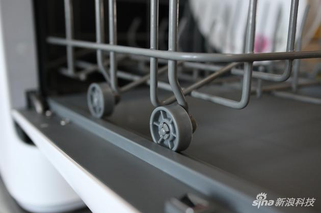 下层拉篮设计了滑轨和滚轮