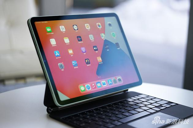 类似iPad Pro的直角边框和全面屏