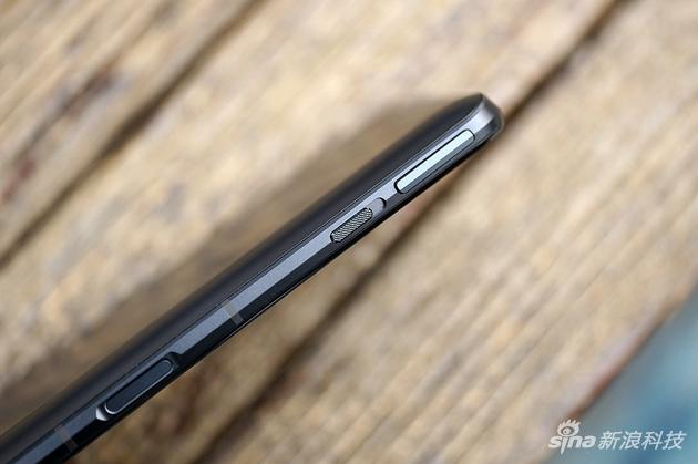 侧边肩键有个滑动开关，用来弹出肩键