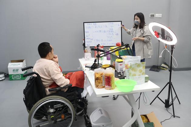 　　5月10日，朝阳区5G直播基地，赵灵结束四个小时直播后，同事邢紫薇开始为他这场直播进行总结，以及指出他的不足。新京报记者 王飞 摄