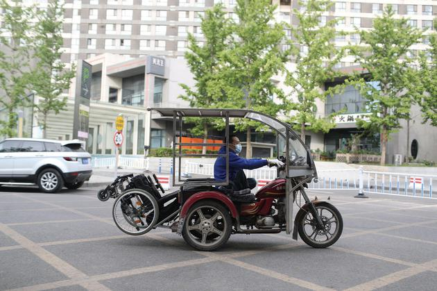 　　5月10日，朝阳区高碑店东路，赵灵上班地点距离住所有二十多公里路程，乘坐公交地铁都要转乘不方便，每天赵灵骑行一个多小时上下班。新京报记者 王飞 摄