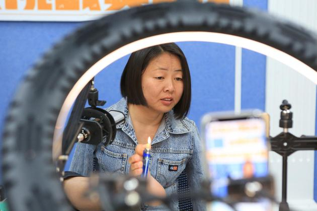 　　4月14日，距离直播结束还有五分钟，熊燕决定露一手单脚点火的“绝活”。新京报记者 张静姝 实习生 牛清妍 摄