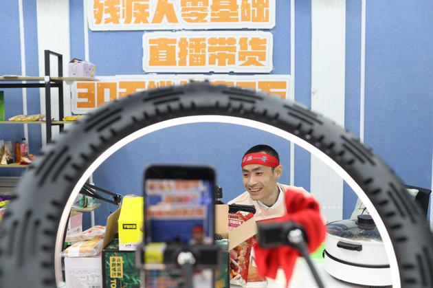 　　5月10日，朝阳区5G直播基地，赵灵在四个小时的直播时间里，都要保持微笑努力跟直播间的粉丝们互动。新京报记者 王飞 摄