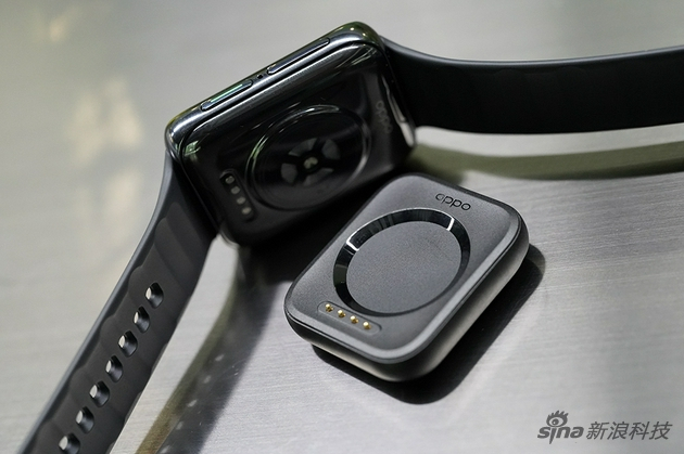 充电是触点方式，但只有这样才能实现手表版本的“闪充”