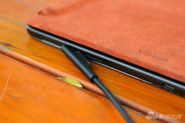 包装附带的磁吸充电器