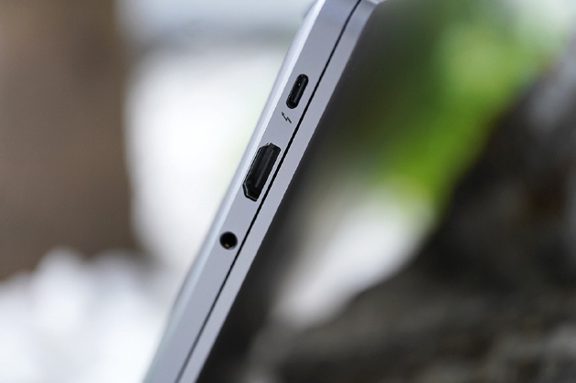 标准HDMI接口，它的高度也是下半部机身的厚度