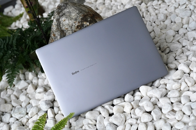 仍旧是星光灰的铝合金一体机身，但细节处理非常好