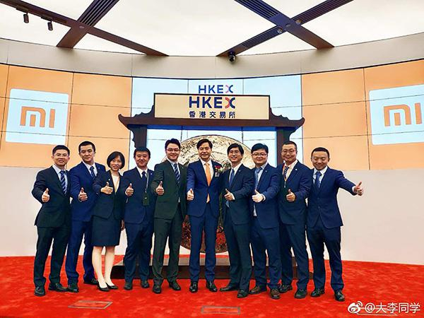 　　7月9日，雷军和小米创始员工一起在港交所合影留念。秦智帆（左五）和管颖智（左三）最近接受了澎湃新闻的采访。
