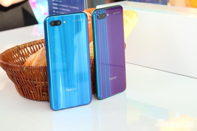 荣耀10幻影蓝（左）与幻影紫（右）