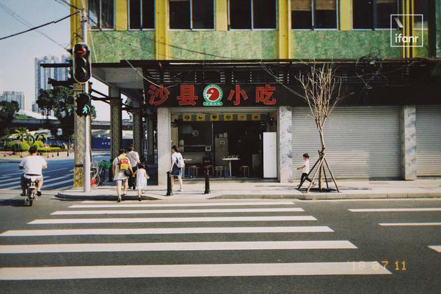 ▲ 这组是清走了沙县小吃里面的小孩，还有路边的人