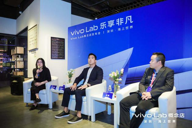 vivo品牌战略高级总监黄善一（中）和vivo副总裁刘宏（右）
