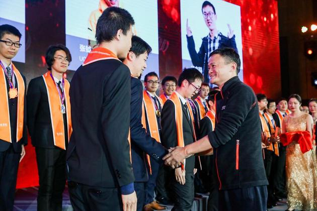 马云为获奖者颁奖。