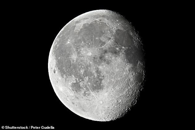 　　当前月球仍然缓慢地远离我们，大约每年偏离2.5米，韦斯教授和同事之前发现大约40亿年前月球磁场强度是100微特斯拉，大约是现今地球磁场强度的两倍。