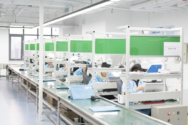 转转北京质检中心的工程师对手机进行质检