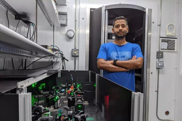 　　在一项新的实验中，Avinash Kumar用激光对微小的玻璃珠施加作用力，以证明更热的玻璃珠的冷却速度可以比更冷的玻璃珠快。| 图片来源：SFU
