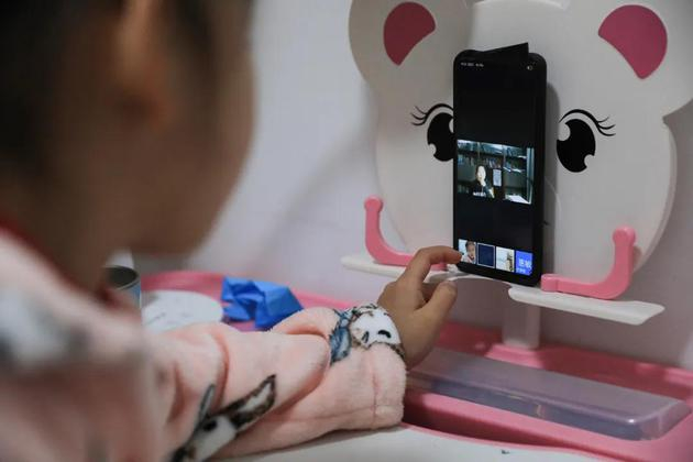 疫情期间，一名学生通过手机钉钉软件在线上课