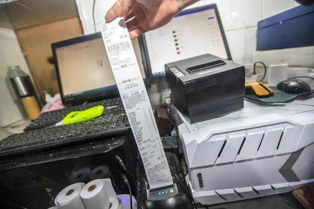 机器打印外卖订单。图源 / 视觉中国