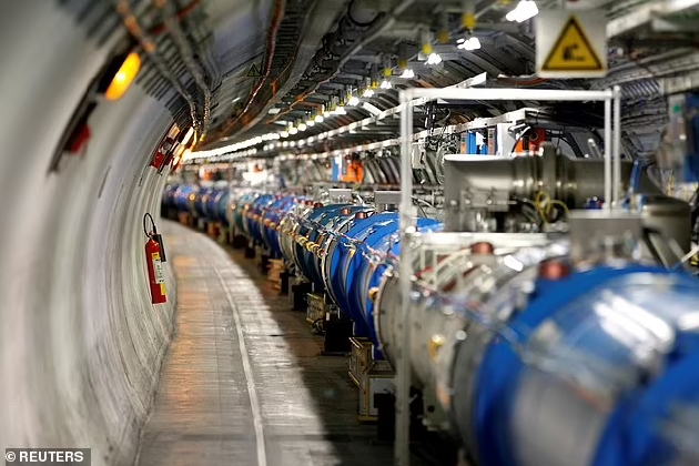 　　图中是大型强子对撞机实验状况，该对撞机的工作原理是将原子粉碎，再将它们分离，寻找存在其中的亚原子粒子，观察亚原子粒子是如何相互作用的。