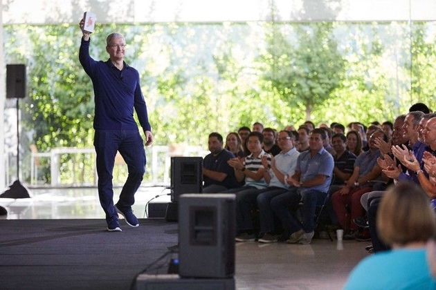 ▲ 2016 年 7 月，Tim Cook 在员工会议上宣布苹果刚售出了第十亿部 iPhone 图片来自：clutofmac