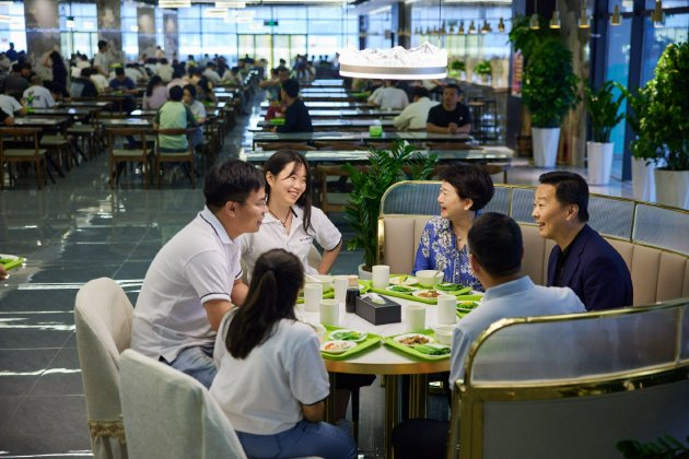 三位富士康员工与 Apple 及富士康高管午餐并分享成长经历