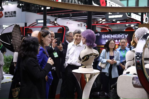 诺贝尔物理学奖得主 Andre Geim 携团队参观HOKMIND展位