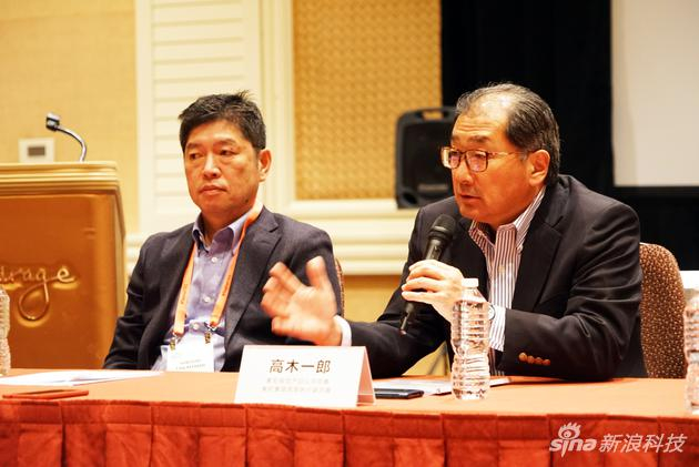 　　索尼（中国）有限公司董事长兼总裁，索尼集团高级副总裁高桥 洋（左）和索尼视觉产品公司总裁，索尼集团高级执行副总裁高木 一郎（右）