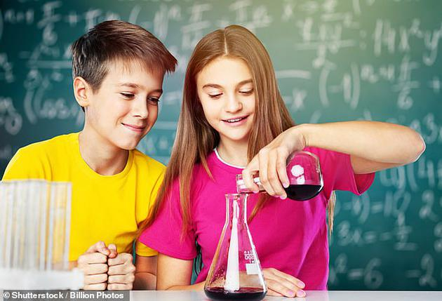 　　实际上，性别歧视从小学就已存在，当被告知要选择聪明的孩子时，5-7岁的小女孩不太可能被挑选为候选名单之中。