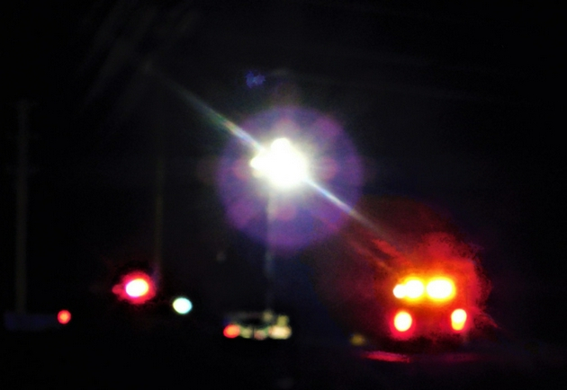 潮湿有雾液晚的红色可见度