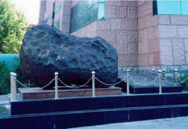 　1976年吉林陨石雨事件中搜集到的陨石总重约2吨，搜寻陨石，研究陨石，是我们国家地外研究的起点，图中陨石展出于吉林市博物馆&nbsp;&nbsp;图/科普中国